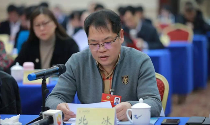 “建言資政勇?lián)?dāng)，一枝一葉總關(guān)情”——“明星”委員北冰出席省政協(xié)十二屆二次會議后記